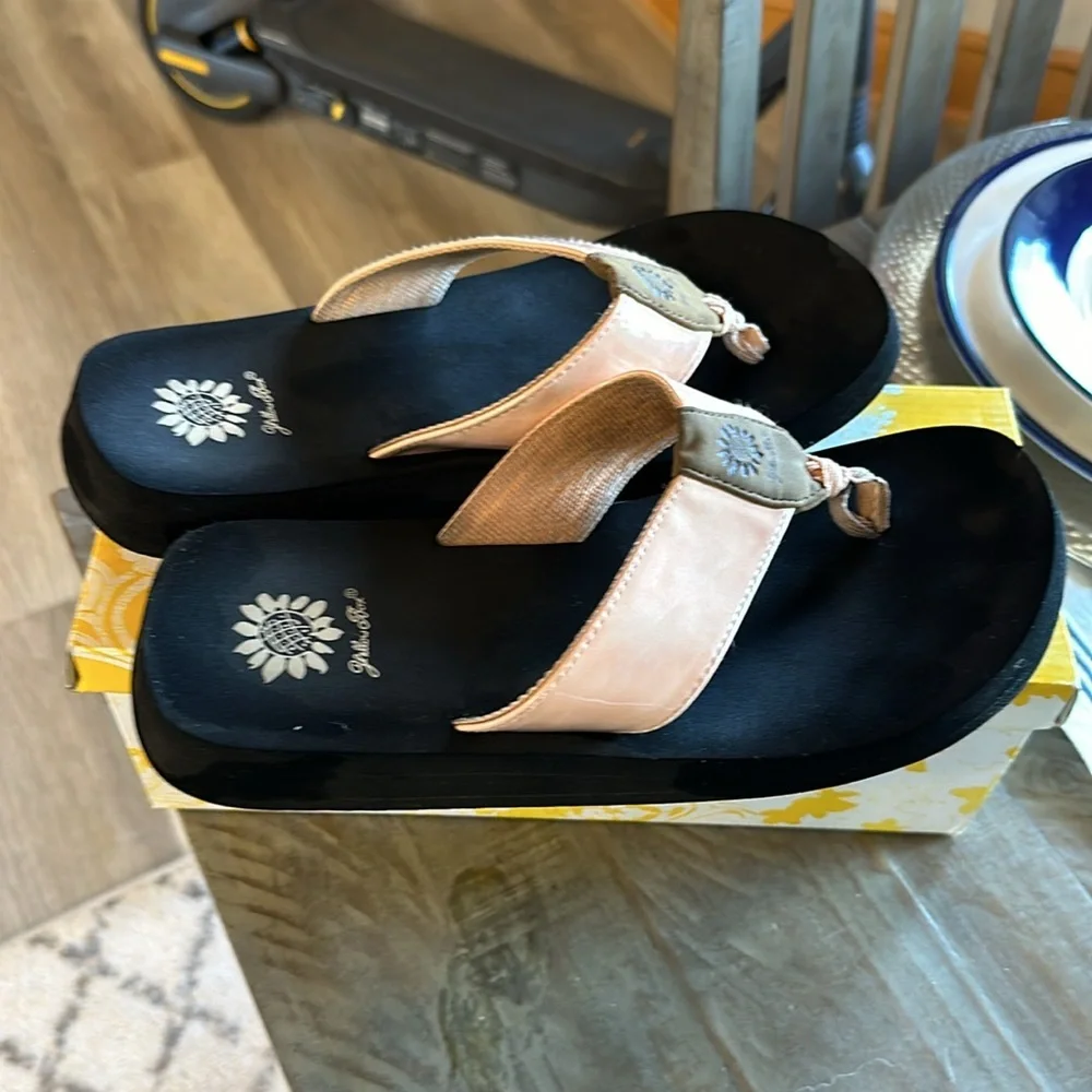 Yellow box blush iridescent pink flip flop size 8.5 - Picture 5 of 7